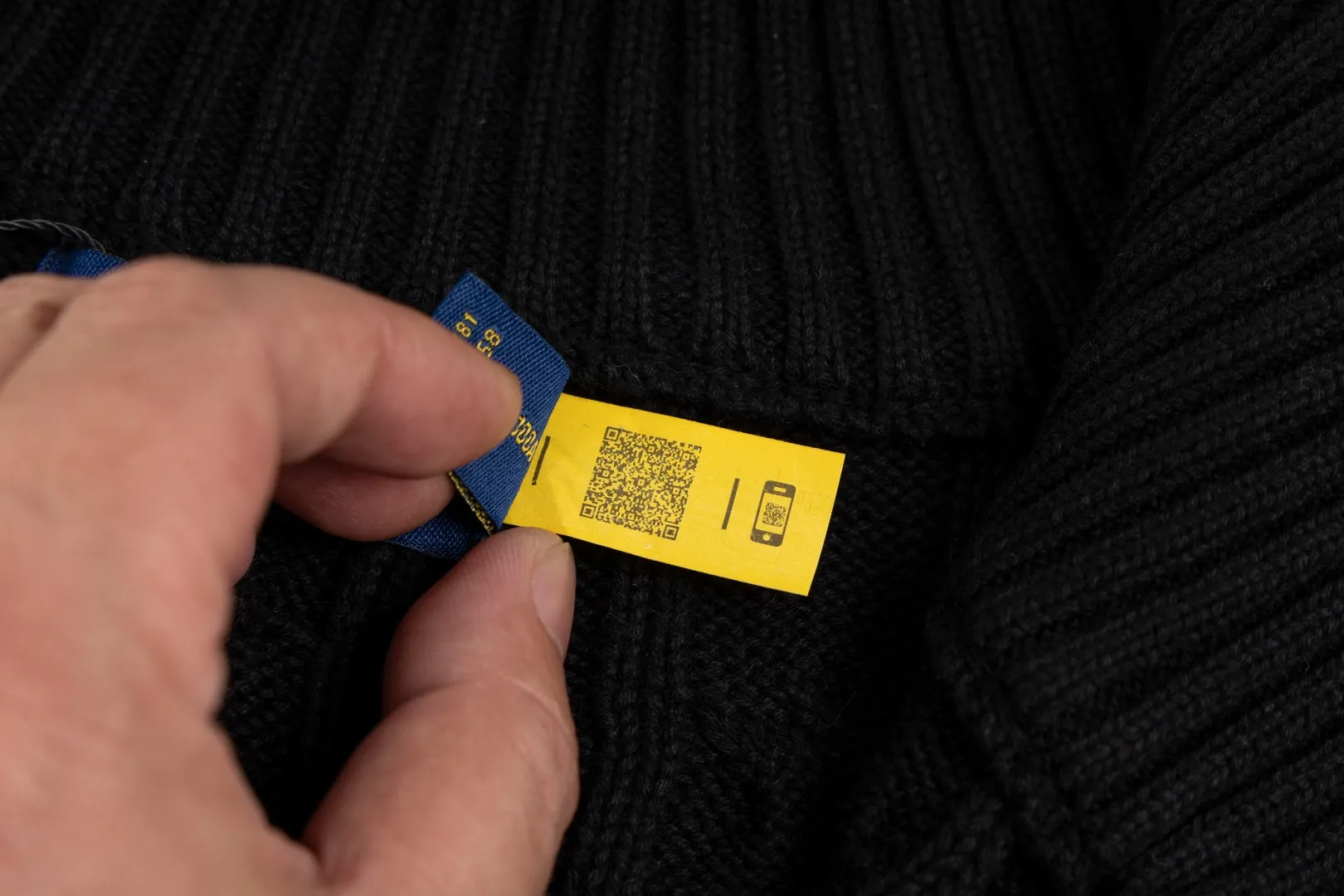 P236 #R92 RALPH LAUREN Ralph Lauren fifteen colors classic small label embroidery logo turtleneck pullover half-zip knitted cable sweater with high-density LOGO embroidery on the chest and original customized tag accessories. Made of pure cotton yarn, pure cotton is skin-friendly and comfortable, small label war horse embroidered twist turtleneck sweater 🐎 high quality, follow the blogger to learn how to wear it! Let’s buy a Ralph Lauren cable sweater. It’s a super hard-to-find series after it became popular. It’s hard to find one on the official website. It’s simple and practical to wear, with a lazy and loose feel. The thickened fabric has more texture, feels soft and delicate, and has a loose fit. Whether worn alone or layered, you can wear different styles of fashion with just one piece!   Size：XS S M L